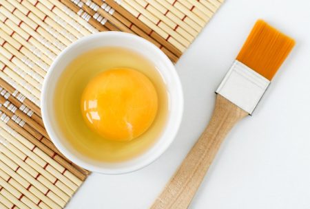 آیا ماسک سفیده تخم مرغ برای پوست مفید است؟ بررسی علمی، مزایا و خطرات احتمالی