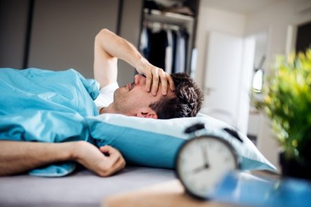 چرا صبح‌ ها بیدار شدن برای ما دشوار است؟ + راهکارهای عملی