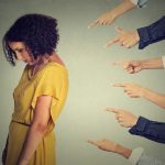 ترس از قضاوت شدن چیست؟ دلایل و راهکارهای علمی درمان آن