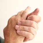 علت بی‌ حسی انگشتان چیست؟ از مشکلات عصبی تا کمبود ویتامین