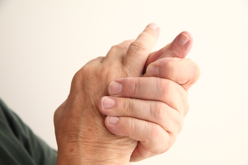 علت بی‌ حسی انگشتان چیست؟ از مشکلات عصبی تا کمبود ویتامین