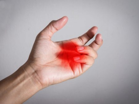 علت خواب رفتن دست و پا چیست؟ چگونه درمان کنیم؟