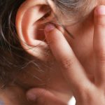 علت کیپ شدن گوش چیست ؟ علائم و درمان