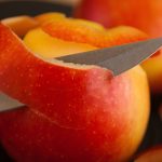 پوست میوه؛ منبعی مغذی یا محل تجمع سموم؟ آیا باید آنرا بخوریم یا دور بریزیم؟