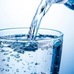 آیا نوشیدن زیاد آب باعث چاقی می‌ شود؟ بررسی علمی تأثیر آب بر وزن بدن