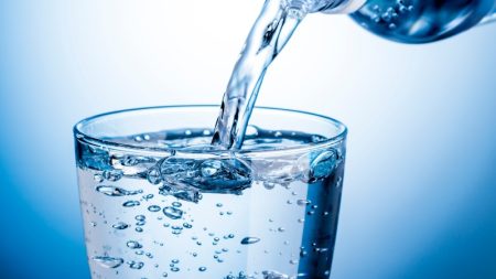 آیا نوشیدن زیاد آب باعث چاقی می‌ شود؟ بررسی علمی تأثیر آب بر وزن بدن