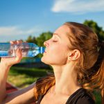 علائم کمبود آب بدن: چگونه از دهیدراتاسیون پیشگیری کنیم؟