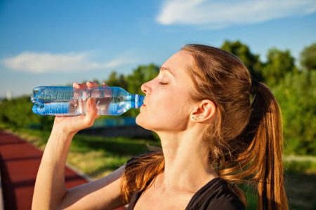 علائم کمبود آب بدن: چگونه از دهیدراتاسیون پیشگیری کنیم؟