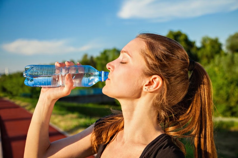علائم کمبود آب بدن: چگونه از دهیدراتاسیون پیشگیری کنیم؟