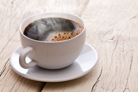 کافئین چگونه خواب شبانه و بازسازی مغز را مختل می‌ کند؟