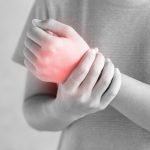بررسی کامل دلایل درد مچ دست و راهکارهای درمان آن