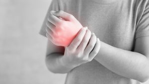 بررسی کامل دلایل درد مچ دست و راهکارهای درمان آن