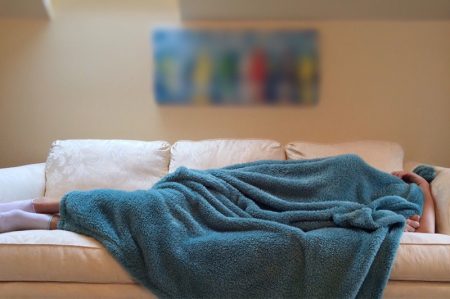 تأثیر جنس پتو بر کیفیت خواب در فصل تابستان؛ چه پتویی برای شب‌ های گرم مناسب‌ تر است؟