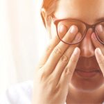 خطرات پنهان مالش چشم‌ ها؛ چرا باید این عادت را ترک کنیم؟