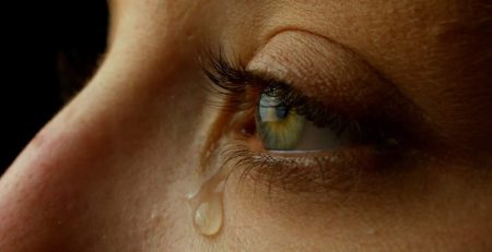 مغز شما با اشک‌ هایتان چه چیزی را بیان می‌ کند؟