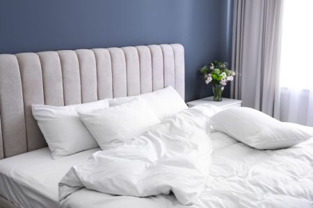 چرا باید ملحفه‌ هایتان را مرتب بشویید؟ راهنمای کامل بهداشت خواب و سلامت پوست