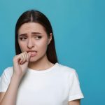 این عادت های روزمره می توانند نشانه ای از اضطراب باشند