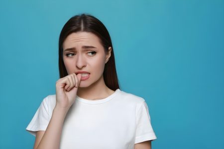 این عادت های روزمره می توانند نشانه ای از اضطراب باشند
