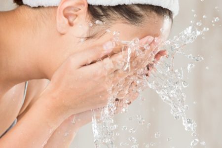 شست‌ و شوی بیش از حد صورت و خطرات آن برای پوست
