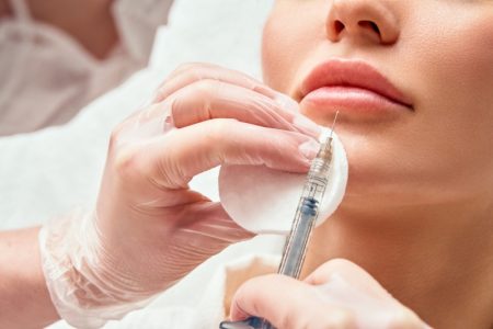 علائم خطرناک بعد از تزریق ژل و فیلر چیست و چه مراقبت‌ هایی لازم است؟