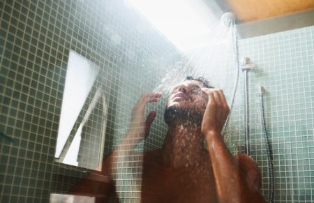 مقایسه فواید و مضرات دوش آب گرم و آب سرد؛ کدام برای بدن بهتر است؟