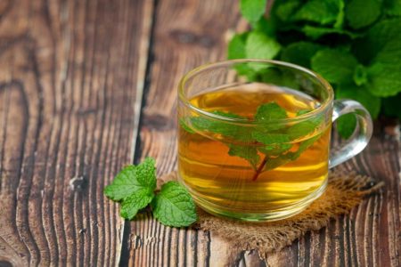 دمنوش نعناع؛ راهکاری طبیعی برای کاهش درد گلو