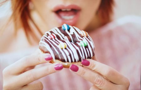 هوس شیرینی: دلایل جسمی و روانی و راهکارهای کنترل آن در زندگی روزمره