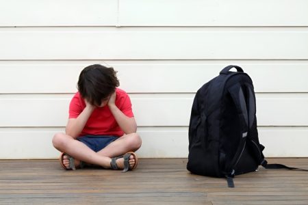 چگونه کودکی که از رفتن به مدرسه می‌ ترسد را حمایت و درمان کنیم؟