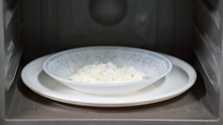 گرم‌ کردن مجدد برنج پخته و خطرات مسمومیت غذایی: توصیه‌ های ایمنی از زبان متخصص تغذیه
