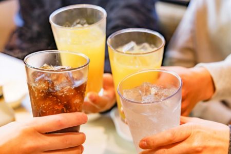 آیا نوشیدنی‌ های گازدار به هضم غذا کمک می‌ کنند؟ بررسی علمی یک باور اشتباه