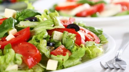 آیا واقعا سالاد همراه غذا بر هضم تأثیر می‌ گذارد؟