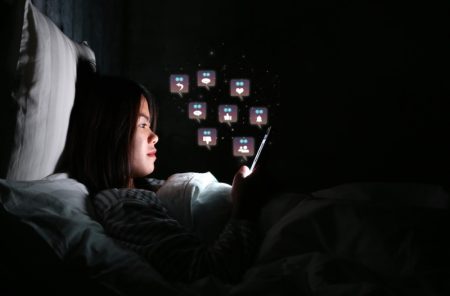 فعالیت شبانه در شبکه های اجتماعی و تأثیر آن بر سلامت روان کاربران