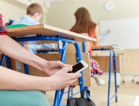 ممنوعیت تلفن همراه در مدارس و افزایش احساس تنهایی دانش‌ آموزان: بررسی اثرات روانی و اجتماعی