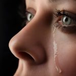 نگاهی علمی به فواید شگفت‌ انگیز گریه کردن برای ذهن و بدن