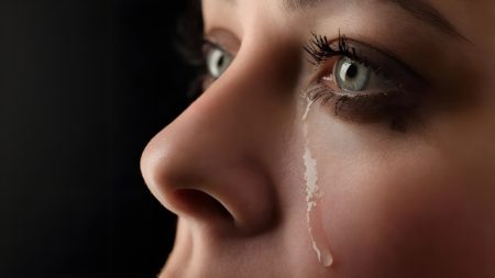 نگاهی علمی به فواید شگفت‌ انگیز گریه کردن برای ذهن و بدن