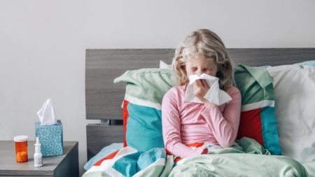 هشدار وزارت بهداشت: افزایش موارد کرونا و آنفلوآنزا در کشور و ضرورت واکسیناسیون افراد آسیب‌ پذیر