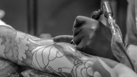 هشدار وزارت بهداشت: تتو و پرسینگ غیرمجاز، مسیر خطرناک انتقال HIV و هپاتیت