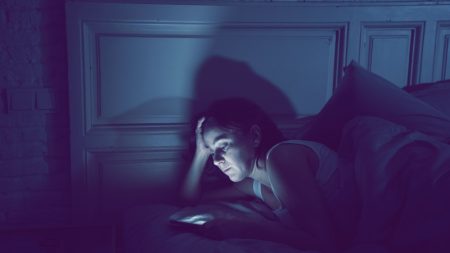 چرا شب‌ ها دیر می‌ خوابیم؟ بررسی پدیده اهمال‌ کاری انتقامی پیش از خواب