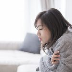چرا همیشه احساس سرما می‌ کنید؟ دلایل پزشکی و راهکارها