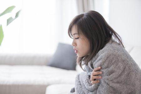 چرا همیشه احساس سرما می‌ کنید؟ دلایل پزشکی و راهکارها
