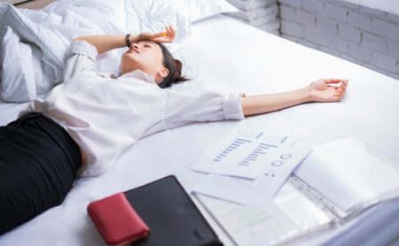 چطور بعد از ساعت کاری ذهن و بدن خود را آرام کنیم؟ راهنمای علمی برای ریکاوری مؤثر