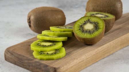 کیوی: میوه‌ ای طبیعی برای درمان یبوست و بهبود سلامت روده