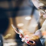 درمان خانگی تاری دید ناشی از استفاده طولانی از گوشی: ۵ روش طبیعی و موثر