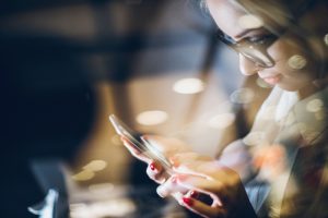 درمان خانگی تاری دید ناشی از استفاده طولانی از گوشی: ۵ روش طبیعی و موثر