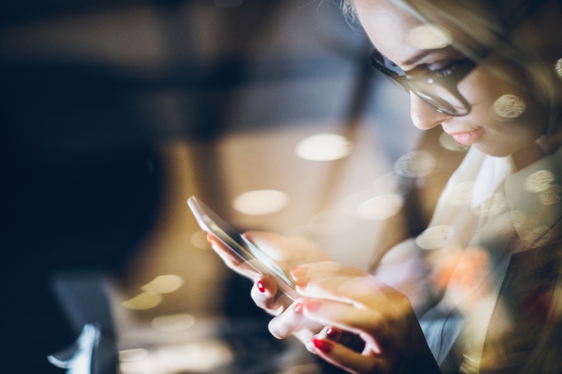 درمان خانگی تاری دید ناشی از استفاده طولانی از گوشی: ۵ روش طبیعی و موثر