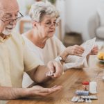 چرا سالمندان به خود درمانی گرایش دارند + راهکارهای پیشگیری از عوارض آن