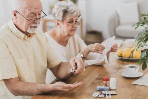 چرا سالمندان به خود درمانی گرایش دارند + راهکارهای پیشگیری از عوارض آن