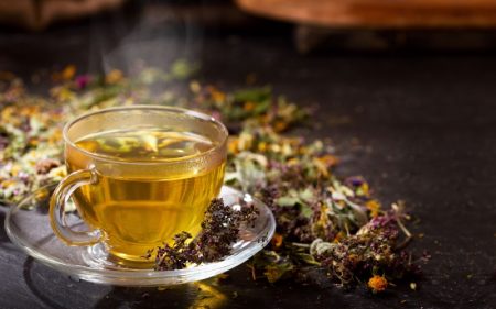 مصرف دمنوش‌ های گیاهی در آنفلوانزا: فواید، خطرات و نکات ایمنی