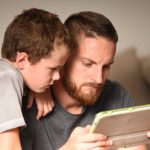 تأثیر اخبار منفی بر کودکان و نوجوانان