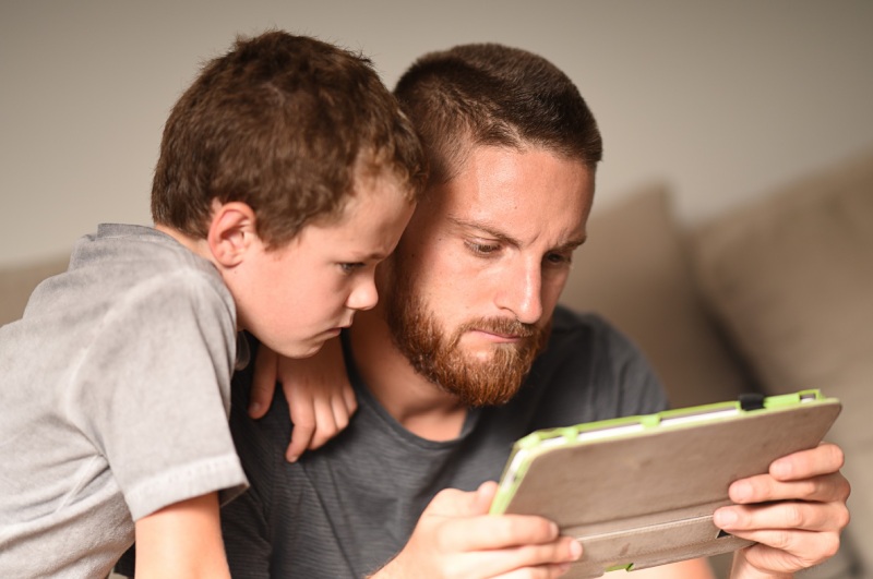 تأثیر اخبار منفی بر کودکان و نوجوانان